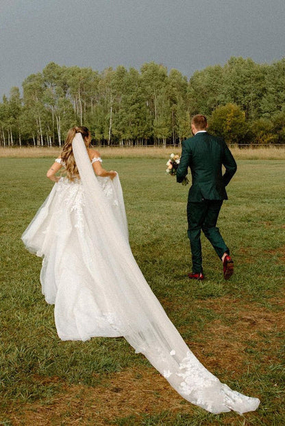 Vestido de novia bohemio con apliques y corte en A y hombros descubiertos