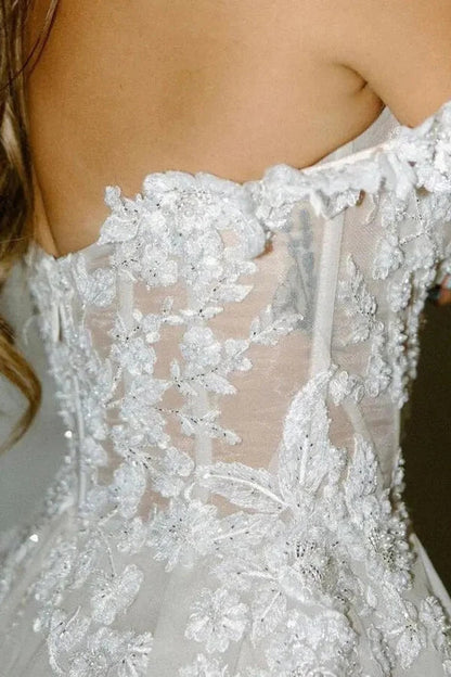 Vestido de novia bohemio con apliques y corte en A y hombros descubiertos
