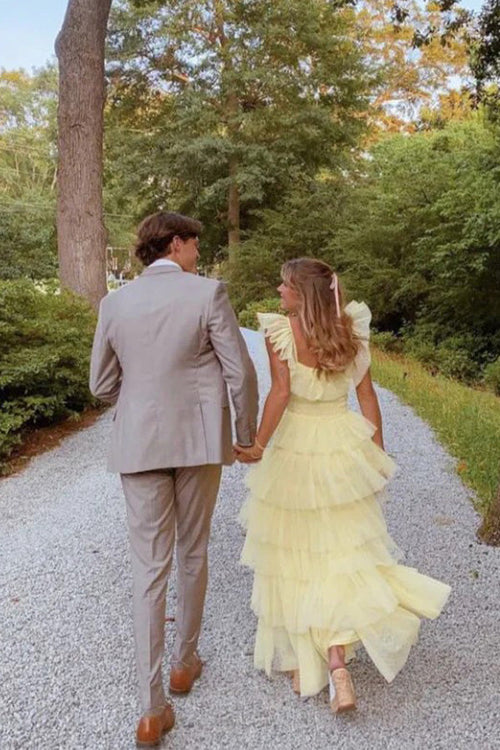 Vestido longo amarelo de baile com camadas de tule e corte princesa em linha A