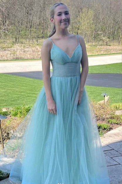 Vestido de fiesta largo de tul rosa intenso con tirantes finos y corte en A