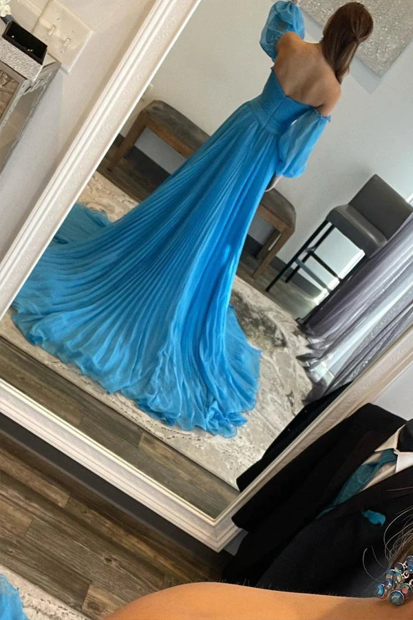 Robe de bal longue en mousseline bleue à encolure cœur avec fente