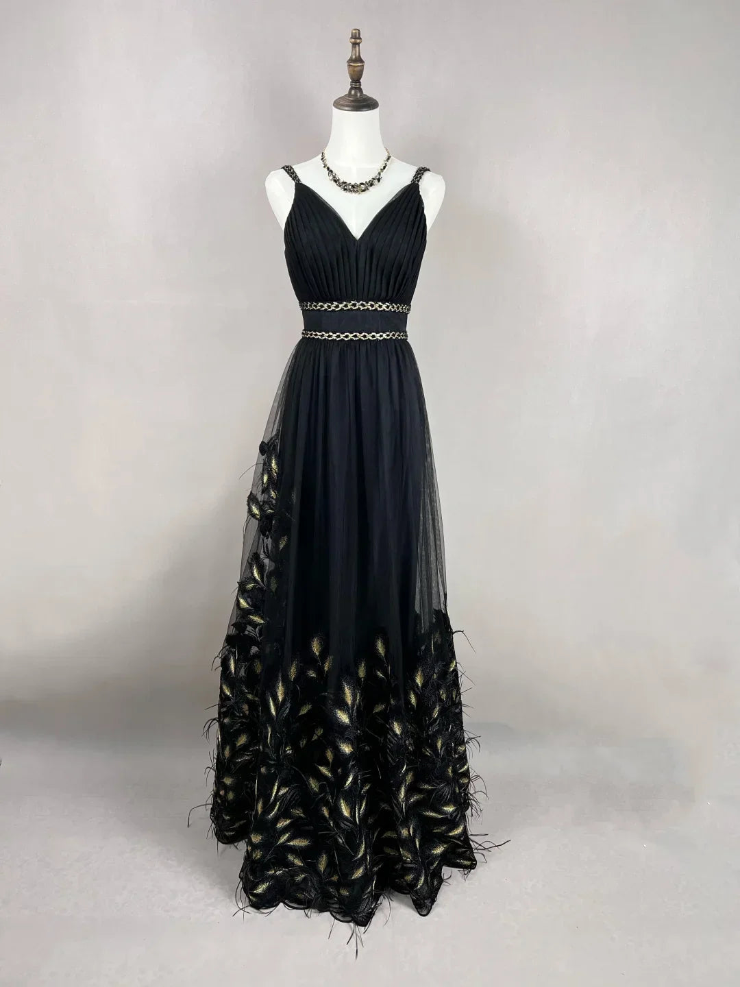 Splendido abito da sera nero in tulle con piume d'oro in seta a linea ad A, abito formale da ballo Y8652