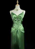 Abito da sera verde elegante in raso con spalline sottili e perline, modello Y8555