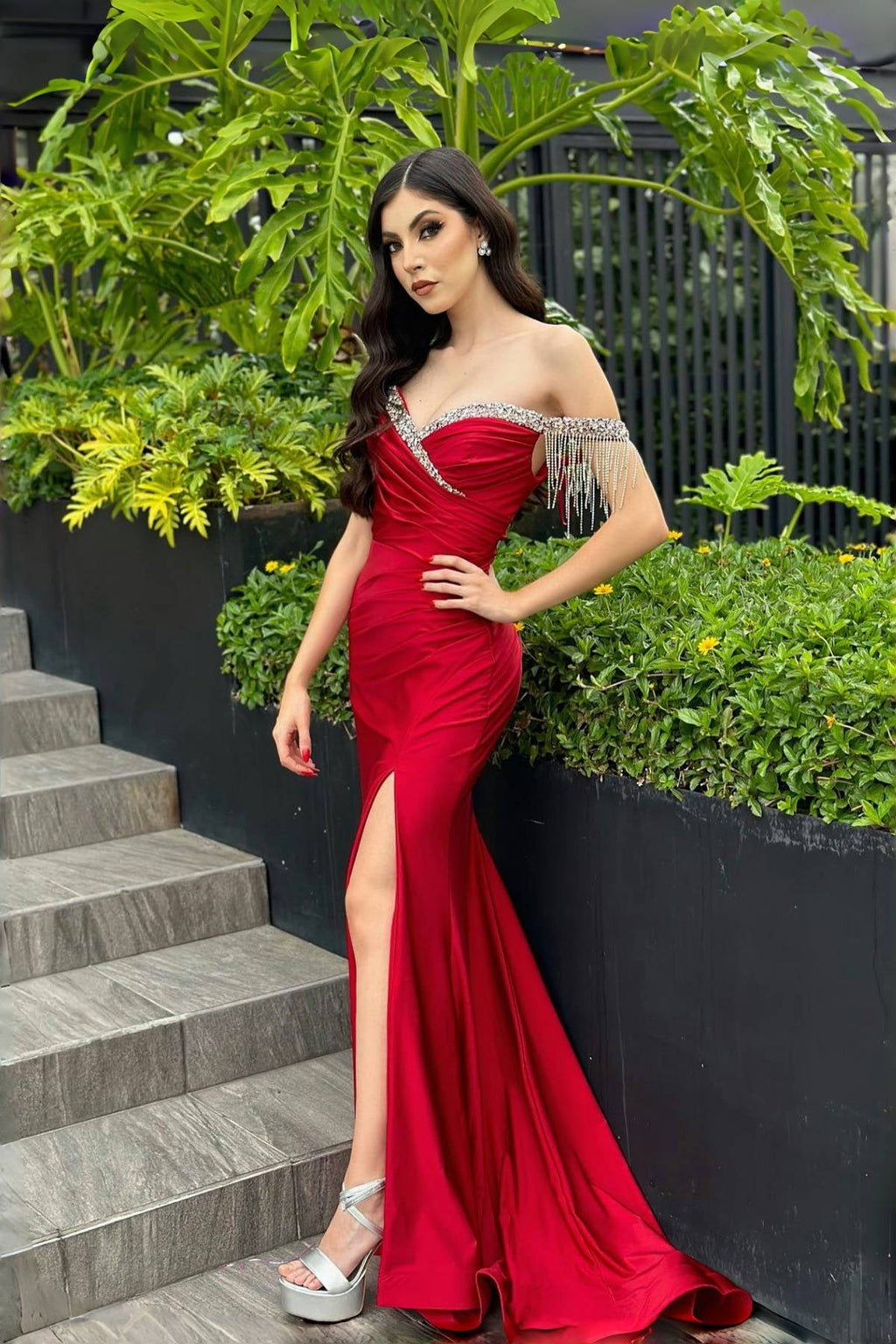 Abito da sera rosso senza maniche con scollo a cuore, colonna satinata, spacco frontale e strass meraviglioso