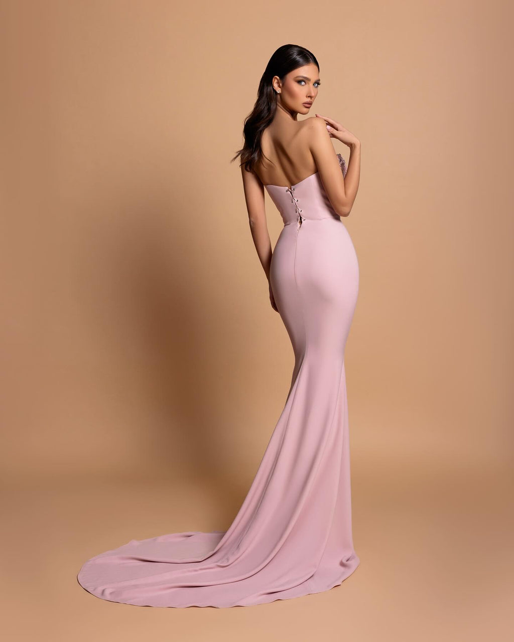Robe de bal rose étonnante, colonne, sans bretelles, sans manches, en satin orné de strass, dos ouvert avec traîne