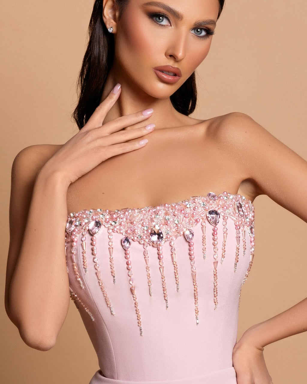 Robe de bal rose étonnante, colonne, sans bretelles, sans manches, en satin orné de strass, dos ouvert avec traîne
