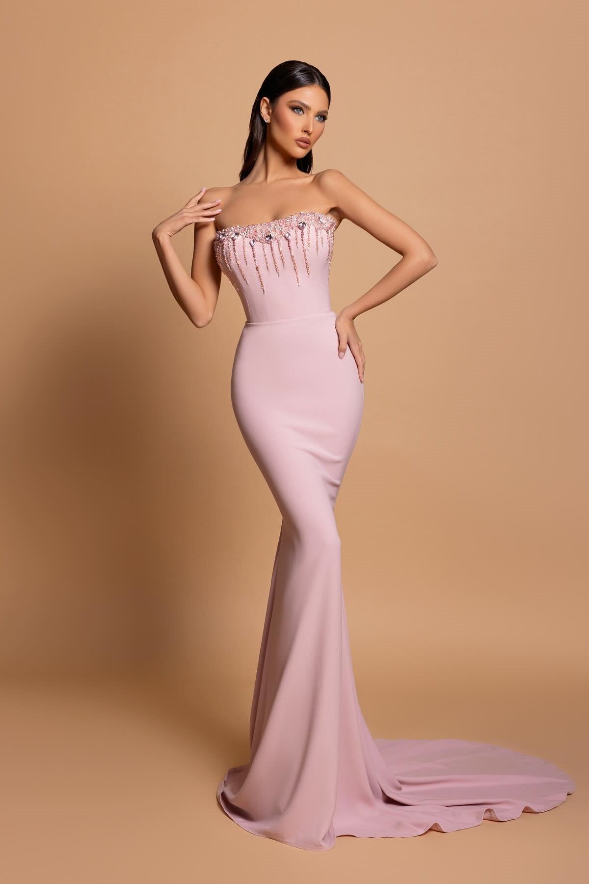 Robe de bal rose étonnante, colonne, sans bretelles, sans manches, en satin orné de strass, dos ouvert avec traîne