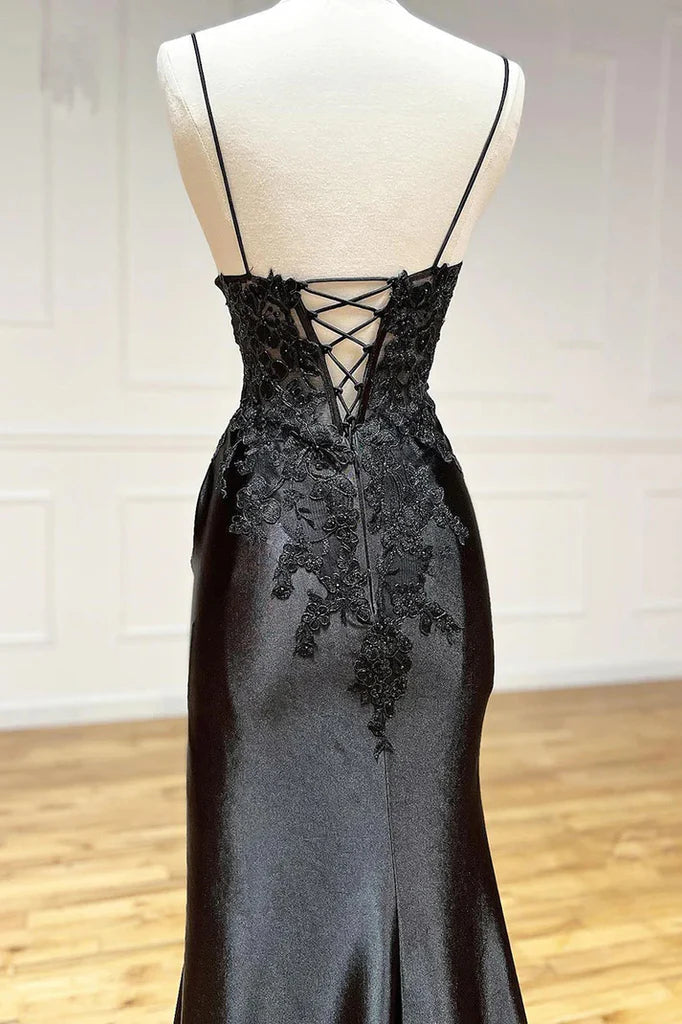 Stupendo abito da sera nero lungo con scollo a V, spalline sottili, pizzo e senza maniche, con spacco