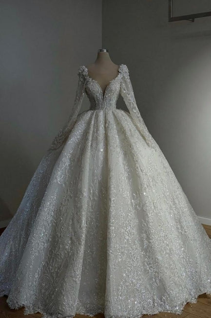 Impresionante vestido de novia largo estilo princesa, corte A, escote en V, encaje, cuentas y mangas largas.