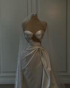 Increíble vestido de novia largo de satén blanco sin mangas con cuentas y abertura