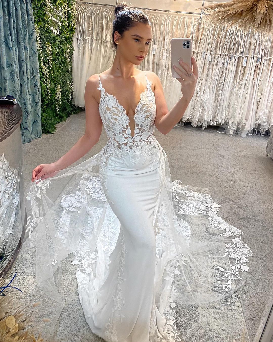 Robe de mariée blanche longue incroyable à col en V avec fines bretelles spaghetti, coupe sirène, sans manches, ornée de dentelle
