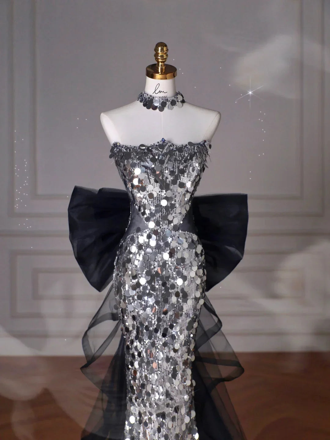 Abito da sera senza spalline in tulle con paillettes nere scintillanti, modello sirena, con fiocco Y8615