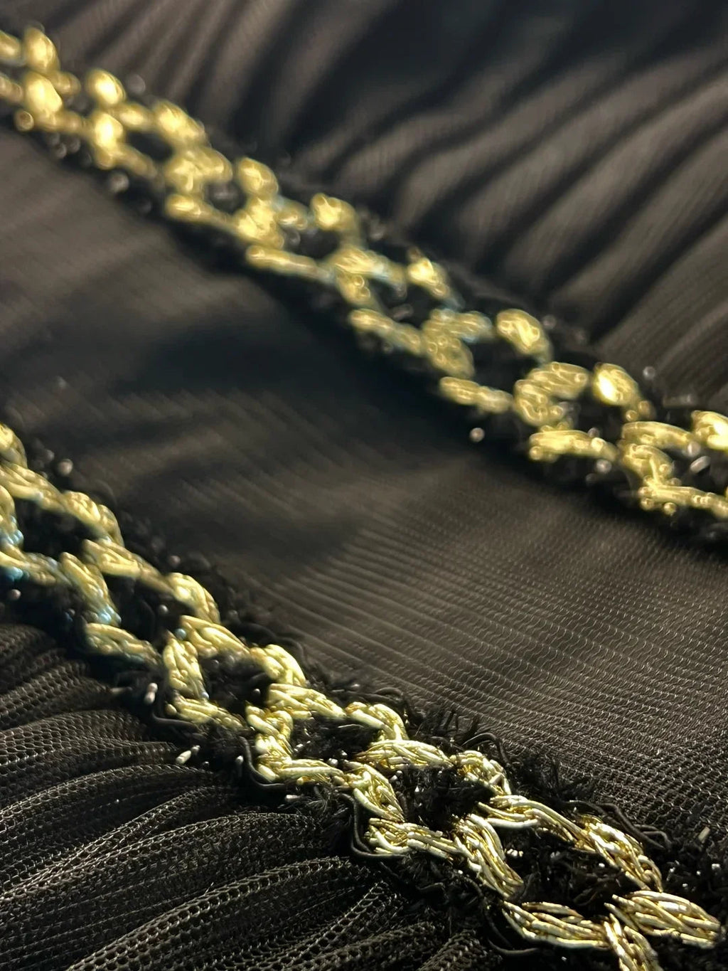 Splendido abito da sera nero in tulle con piume d'oro in seta a linea ad A, abito formale da ballo Y8652
