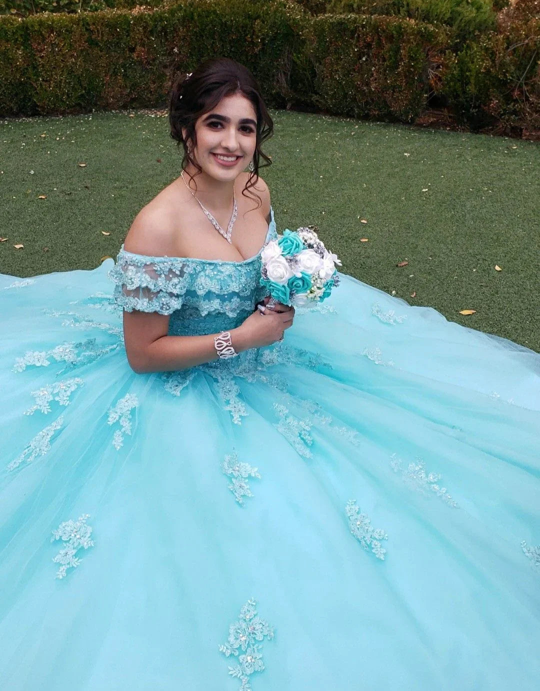 Abito da principessa con gonna a palloncino in tulle e pizzo, scollatura a spalle scoperte Y3087