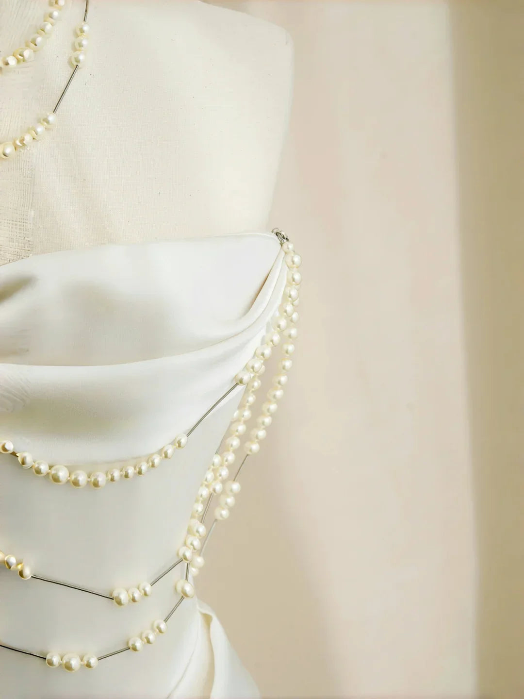 Elegante Abito da Sera Bianco Senza Spalline in Raso con Catena di Perle, Linea A, Abito da Ballo Y8684