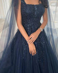 Robe de bal luxueuse bleu marine à paillettes, col carré en tulle, manches longues Y4883