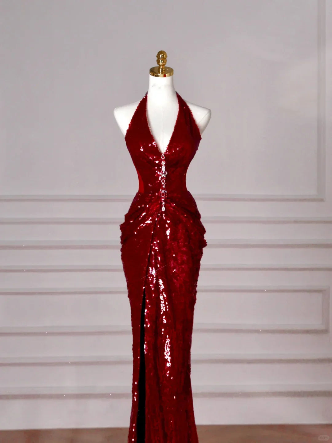 Abito da sera bordeaux con paillettes, scollo a V e allacciatura al collo, schiena scoperta, modello sirena Y8628