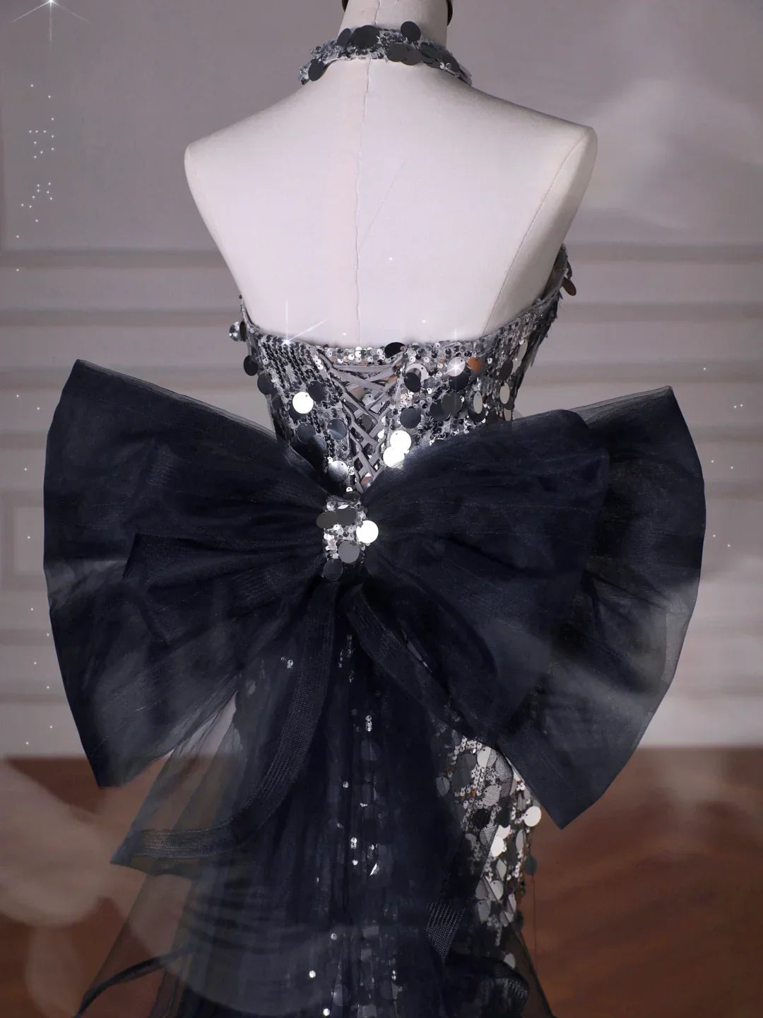 Abito da sera senza spalline in tulle con paillettes nere scintillanti, modello sirena, con fiocco Y8615