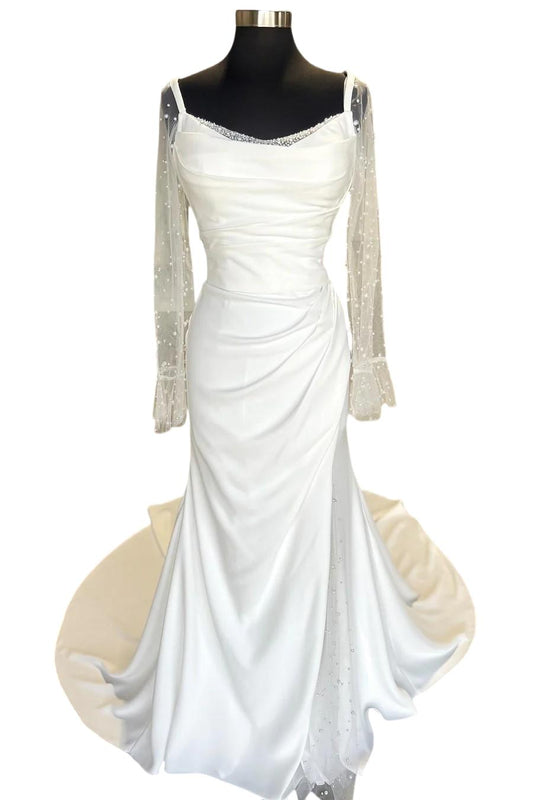 Rückenfreies, gerüschtes weißes Brautkleid mit abnehmbaren Ärmeln