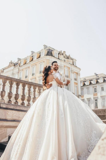 Robe de bal longue jusqu'au sol en satin avec manches longues, appliques, décolleté en cœur, tulle et perles pour mariage
