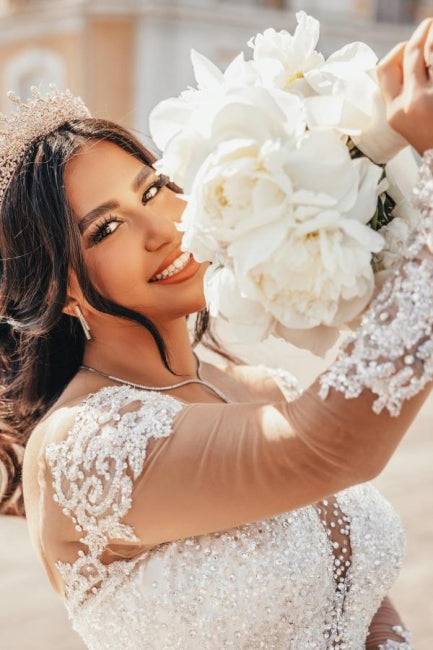 Robe de bal longue jusqu'au sol en satin avec manches longues, appliques, décolleté en cœur, tulle et perles pour mariage