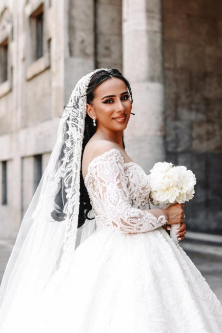 Robe de bal à décolleté cœur, manches longues, longue jusqu'au sol, en satin avec dentelle