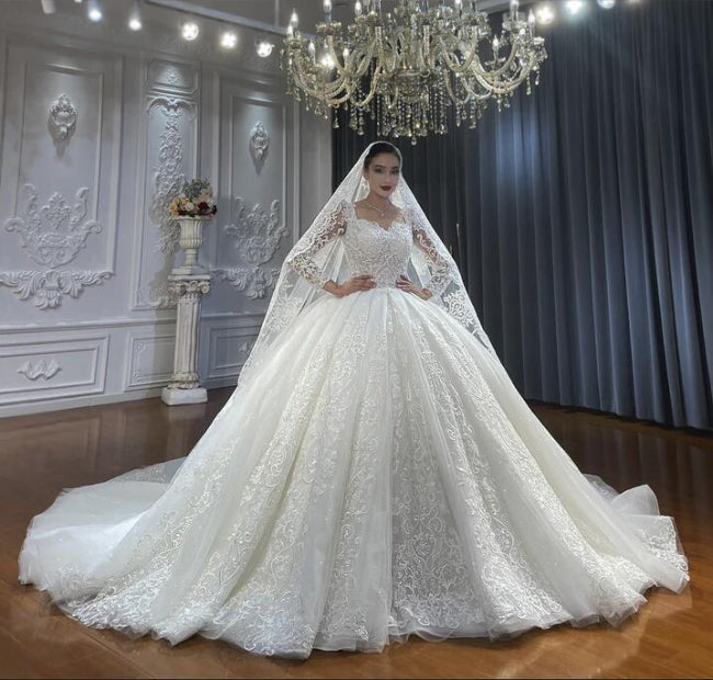 Abito da sposa a gonna ampia con scollo a cuore, maniche lunghe in tulle, applicazioni e pizzo fino a terra