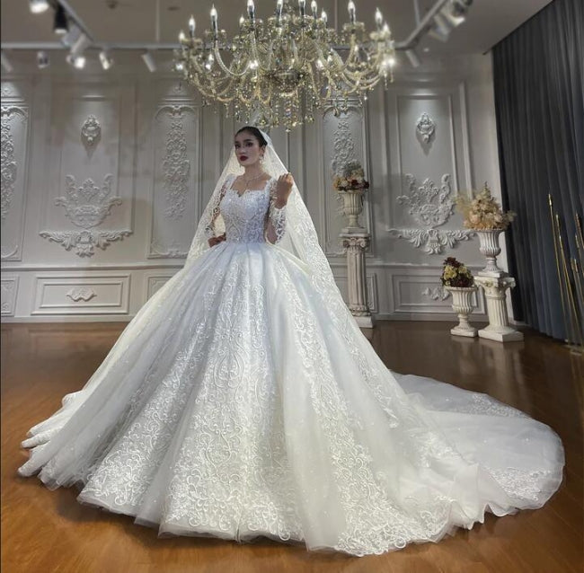 Abito da sposa a gonna ampia con scollo a cuore, maniche lunghe in tulle, applicazioni e pizzo fino a terra