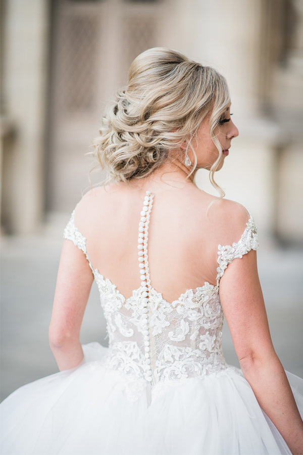 Vestido de novia elegante de tul con mangas cortas y encaje