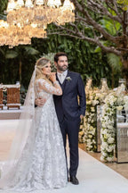 Weißes Ballkleid aus Spitze mit abnehmbaren langen Ärmeln