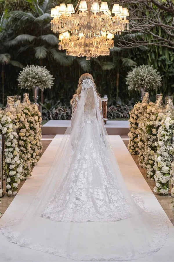 Weißes Ballkleid aus Spitze mit abnehmbaren langen Ärmeln