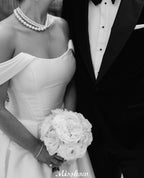 Bellissimi abiti da sposa bianchi in raso, linea a trapezio, scollo a barchetta, senza maniche, con volant e spacco frontale