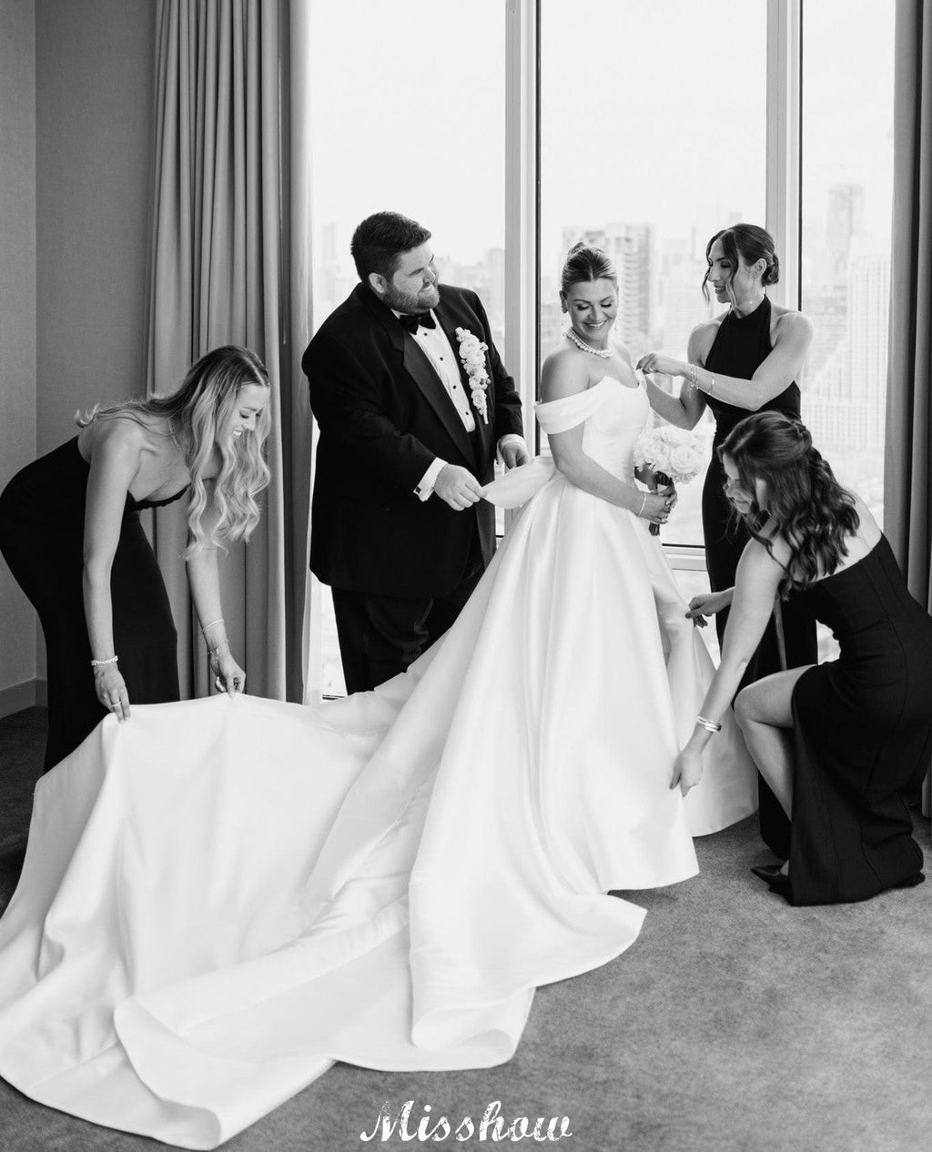 Bellissimi abiti da sposa bianchi in raso, linea a trapezio, scollo a barchetta, senza maniche, con volant e spacco frontale