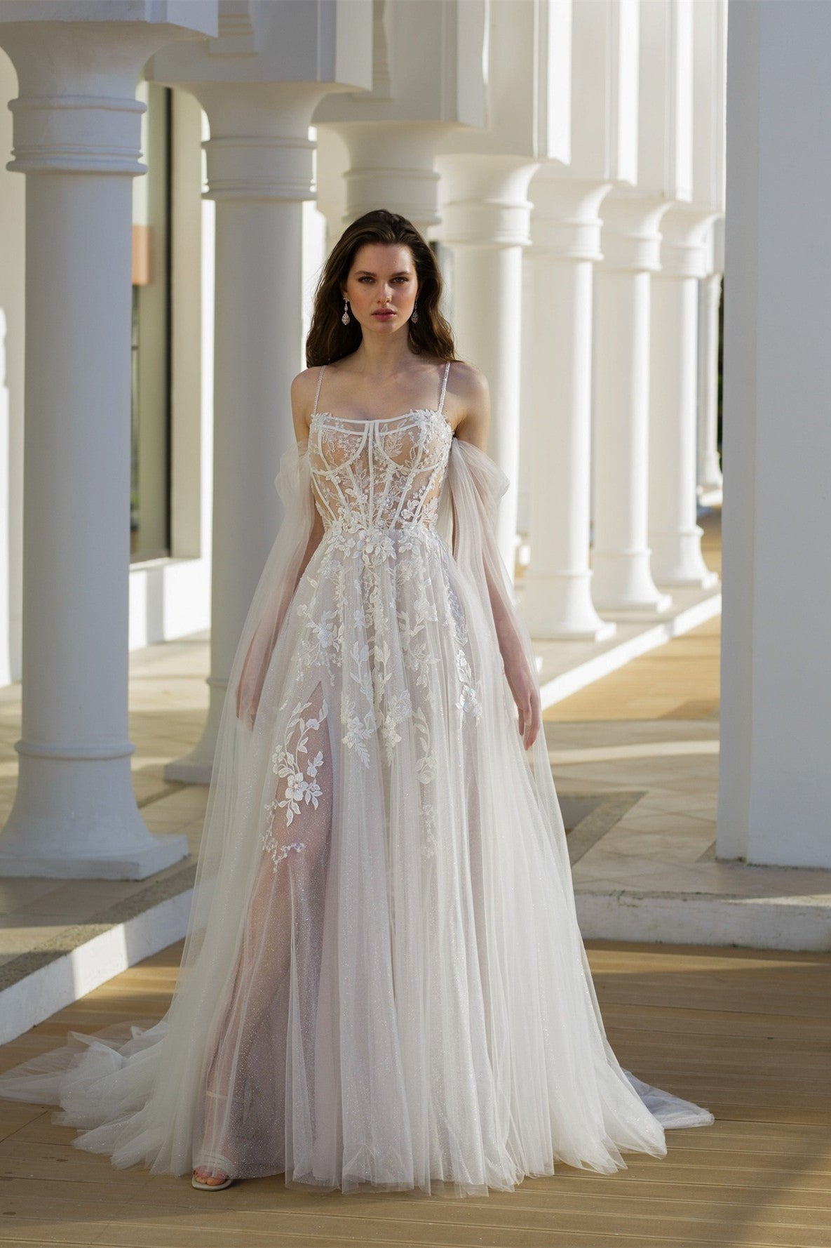 Bellissimi abiti da sposa bianchi con gonna a trapezio in tulle e pizzo, spalline sottili, maniche lunghe e applicazioni