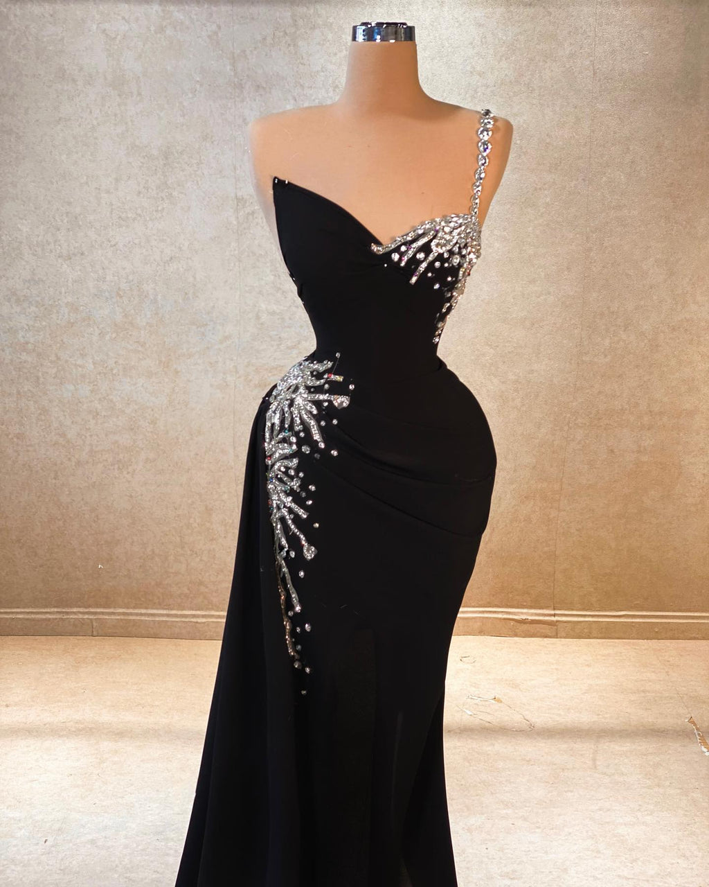 Bellissimo abito da sera nero in chiffon con linea a trapezio, monospalla, senza maniche e decorato con strass