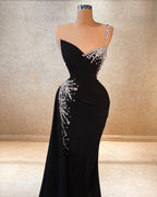 Bellissimo abito da sera nero in chiffon con linea a trapezio, monospalla, senza maniche e decorato con strass