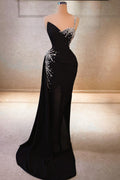 Bellissimo abito da sera nero in chiffon con linea a trapezio, monospalla, senza maniche e decorato con strass