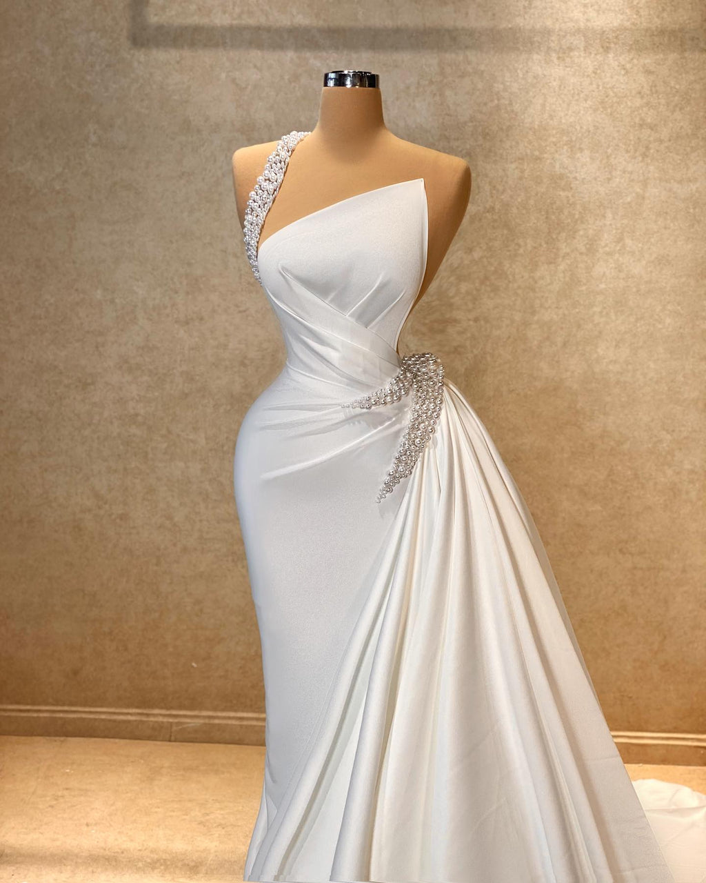 Belle robe de bal longue blanche en satin, coupe trapèze, à une épaule, sans manches, ornée de strass avec traîne