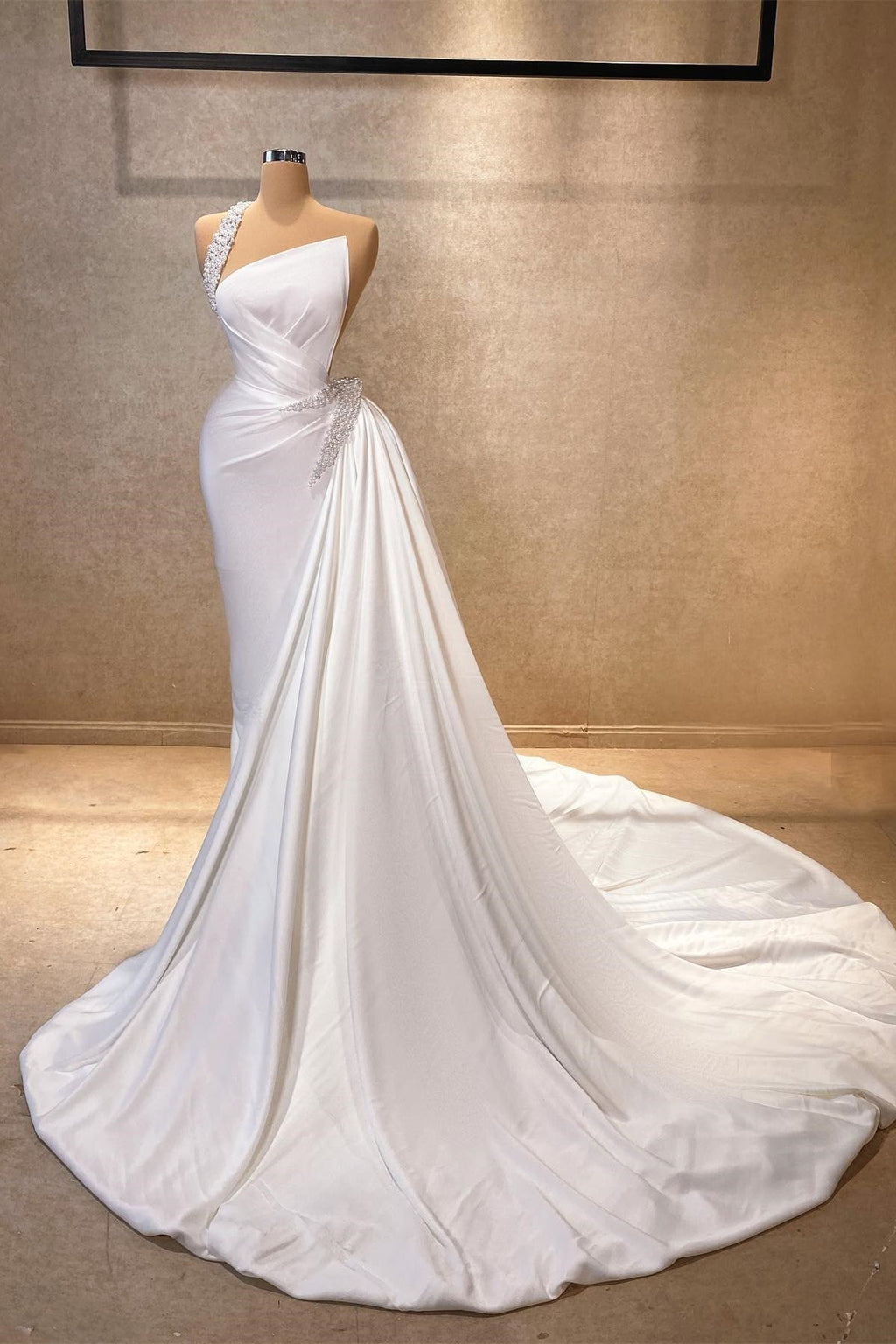 Belle robe de bal longue blanche en satin, coupe trapèze, à une épaule, sans manches, ornée de strass avec traîne