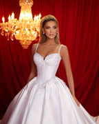 فستان زفاف أبيض طويل بتصميم خط A جميل، بحمالات رفيعة، بدون أكمام، مزين بكشكش، من الساتان مع ذيل