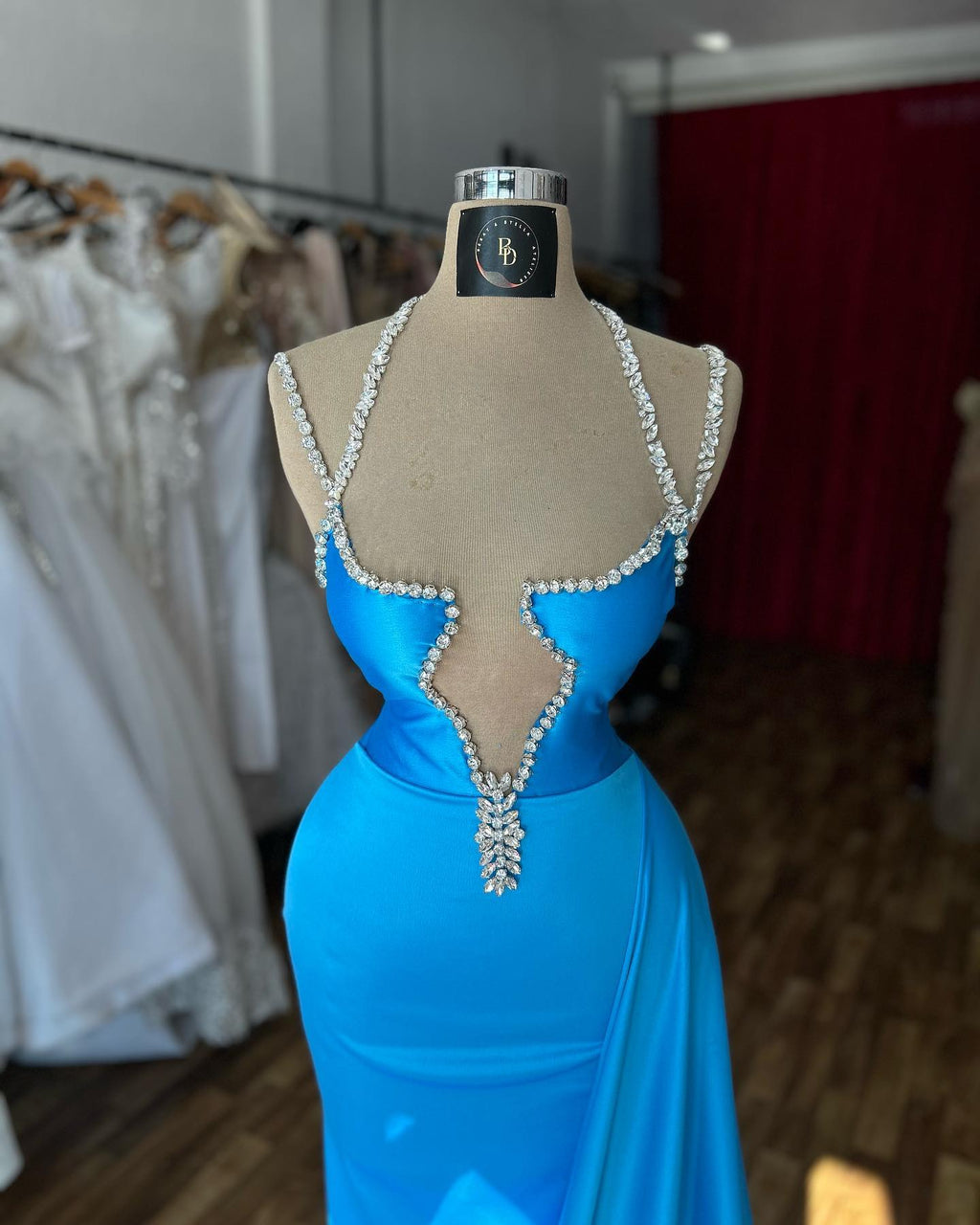 Vestidos de Festa em Cetim com Alças Finas, Sem Mangas, Folhos e Corte em Coluna