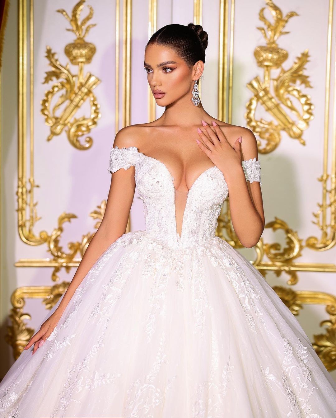 Bellissimo abito da sposa lungo a linea ad A con scollo a V e spalle scoperte, decorato con applicazioni