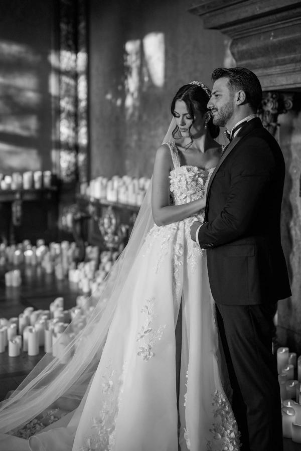 Hermosos vestidos de novia largos de corte A con abertura frontal sin mangas y encaje