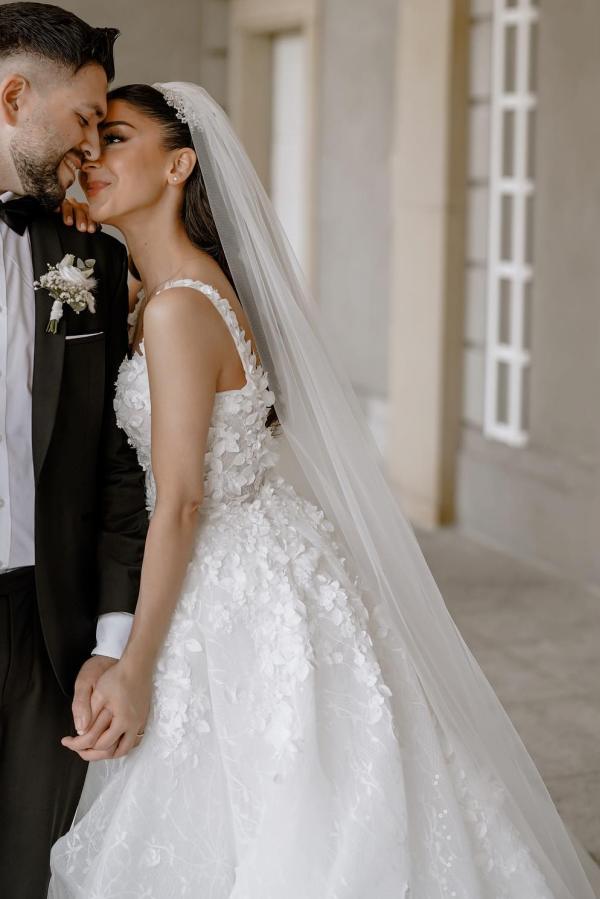 Hermosos vestidos de novia largos de corte A con abertura frontal sin mangas y encaje