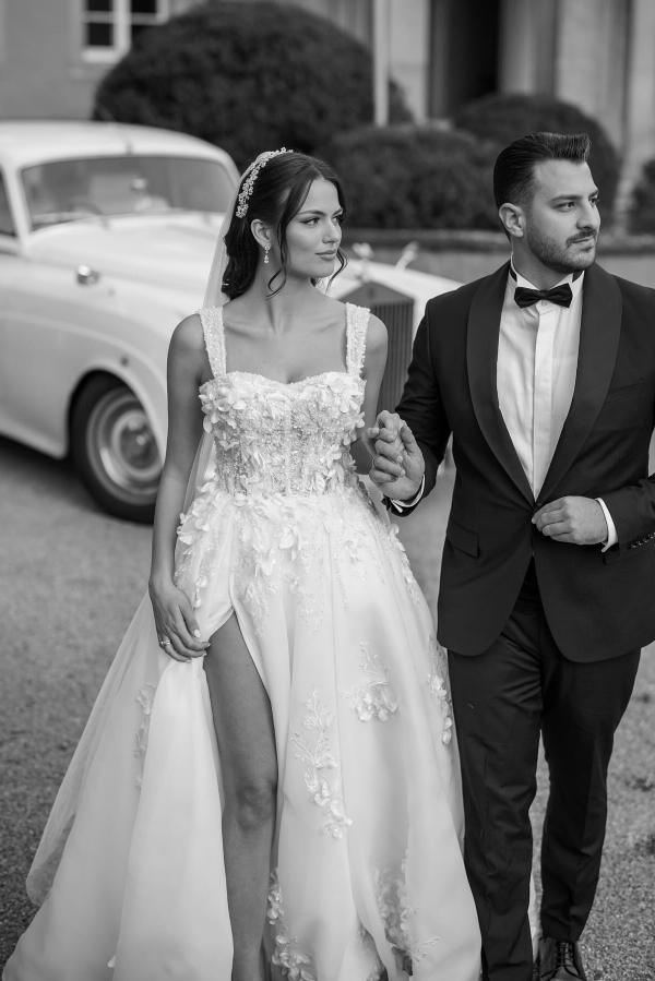 Hermosos vestidos de novia largos de corte A con abertura frontal sin mangas y encaje