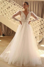 Bellissimo abito da sposa lungo a linea ad A con scollo a V in pizzo e tulle con maniche lunghe