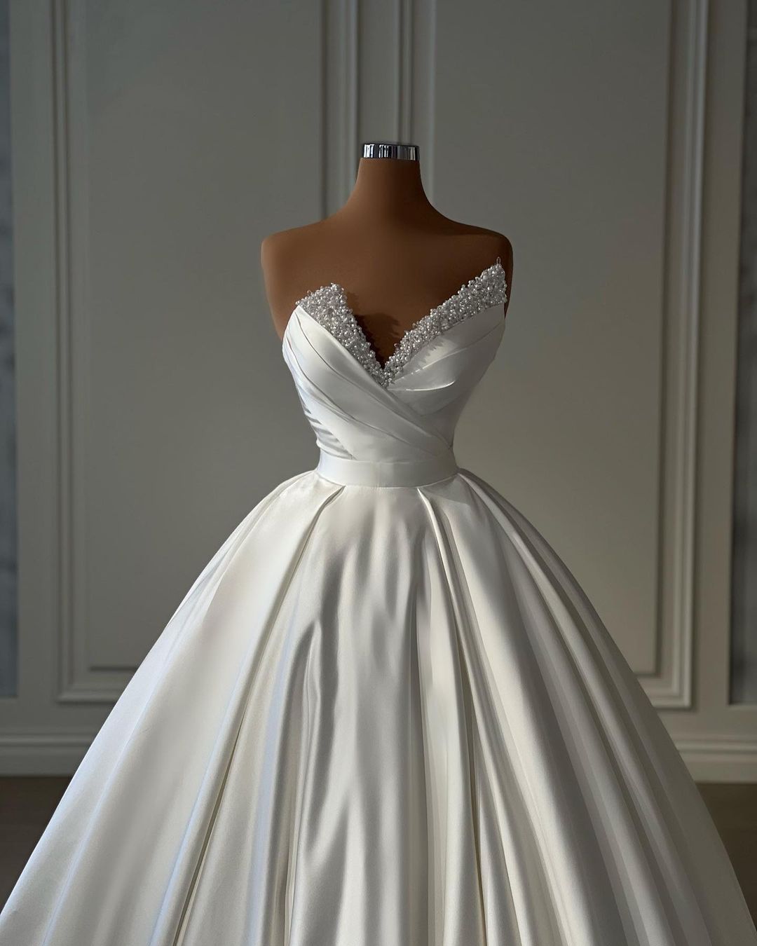 Bellissimo abito da sposa lungo avorio a linea ad A in raso stile principessa con perle