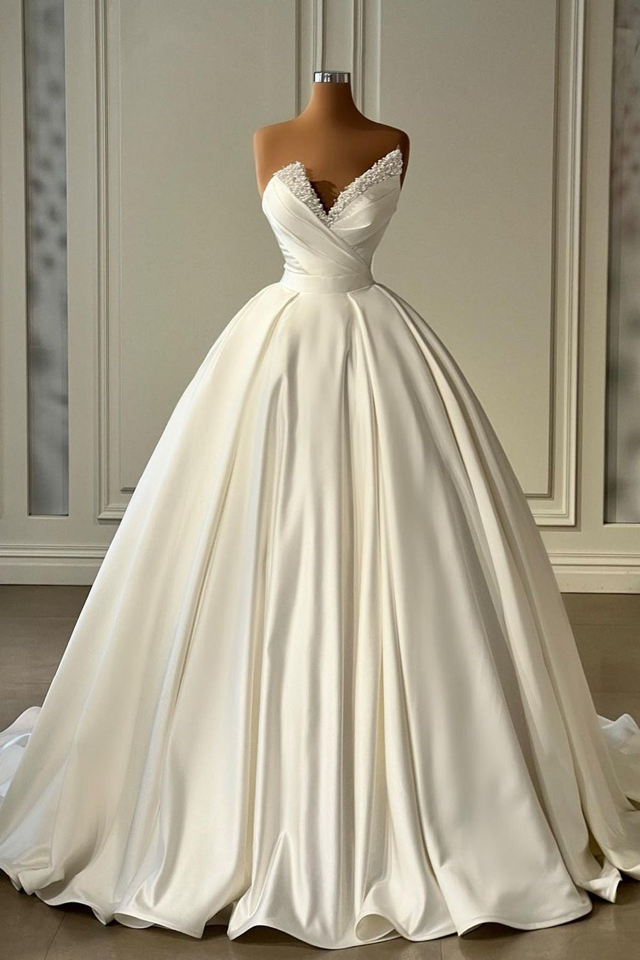 Bellissimo abito da sposa lungo avorio a linea ad A in raso stile principessa con perle