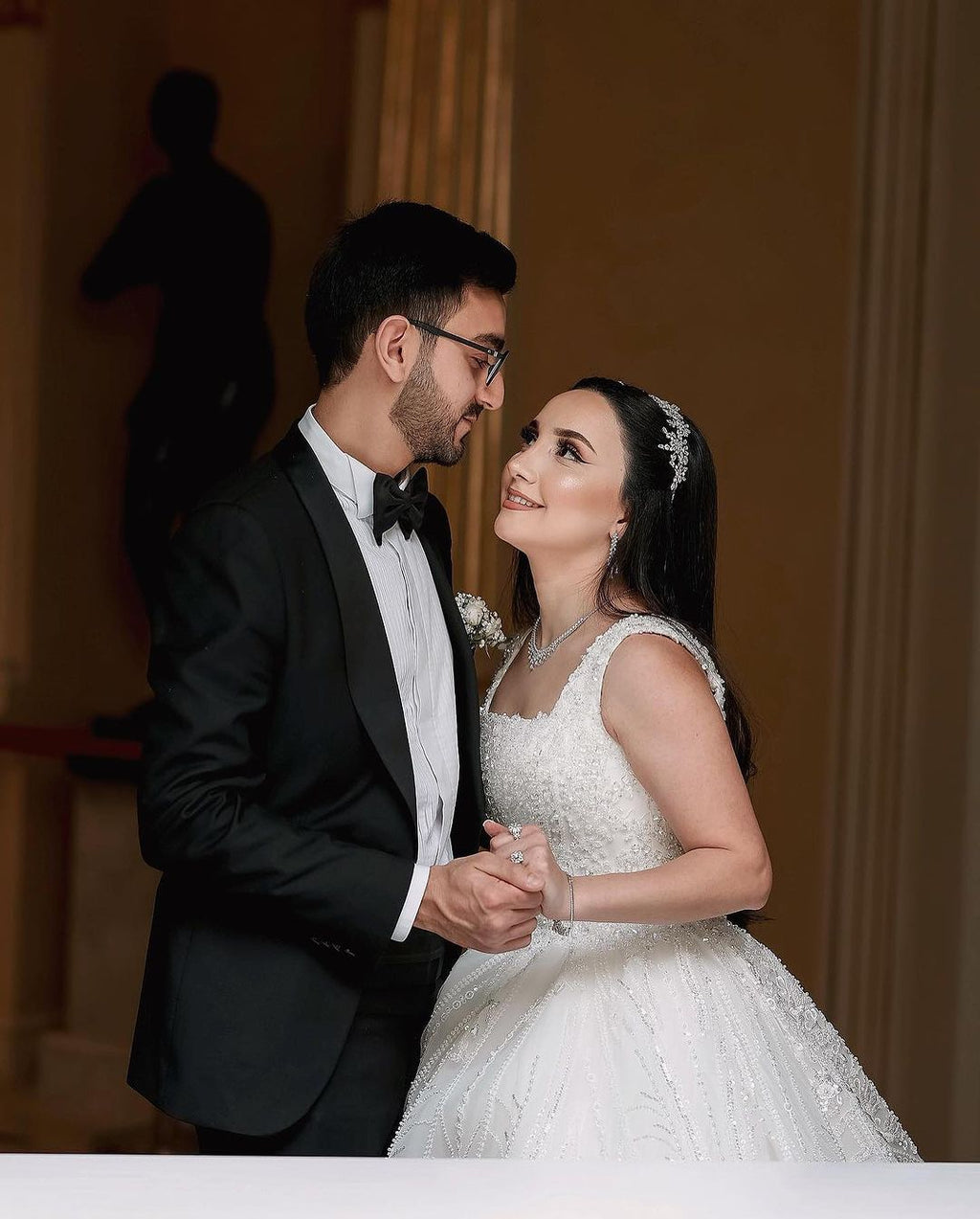 Bellissimo abito da sposa lungo avorio a linea ad A senza maniche con perline e pizzo