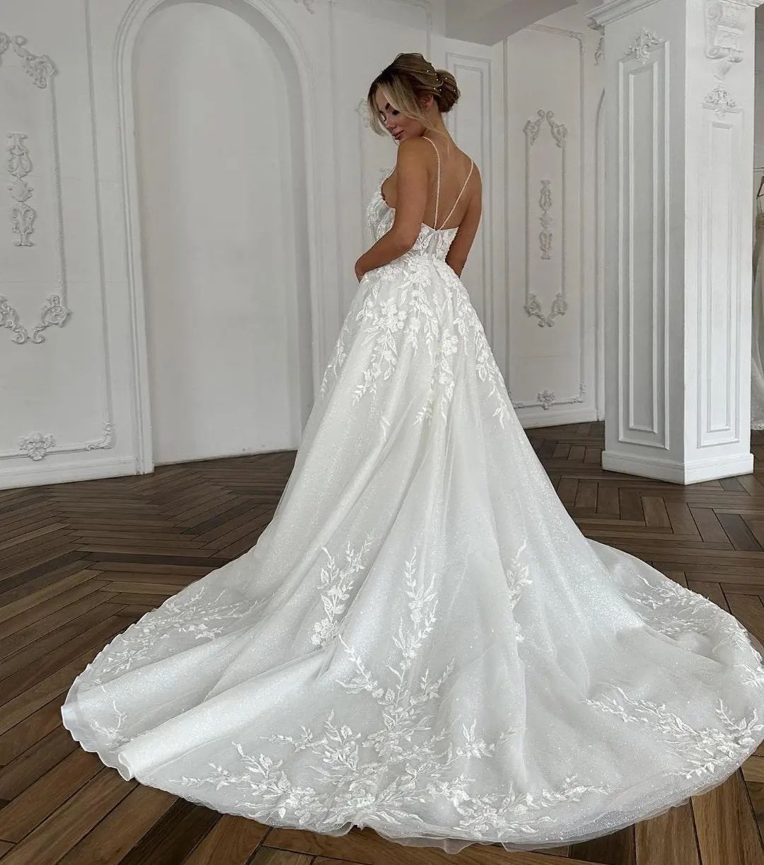 Bellissimo abito da sposa lungo avorio a linea ad A con spalline sottili e scollo a V in pizzo